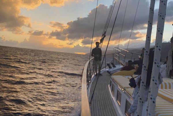 Tour in barca con cena al tramonto sull'isola di Madeira